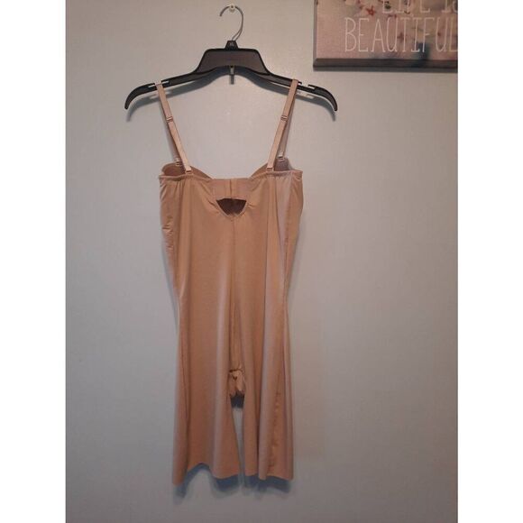 Spanx Red Hot Label size L Suit Your Fancy Strapless Cupped Mid Thigh Shaping Bo - Picture 3 of 3